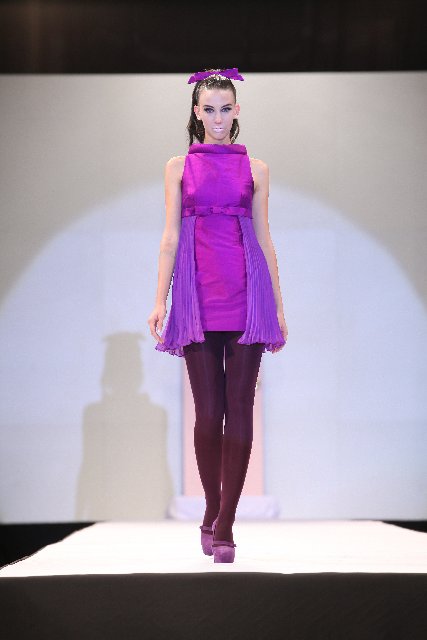 Vestido corto tornasolado violeta con superposicion falda gasa